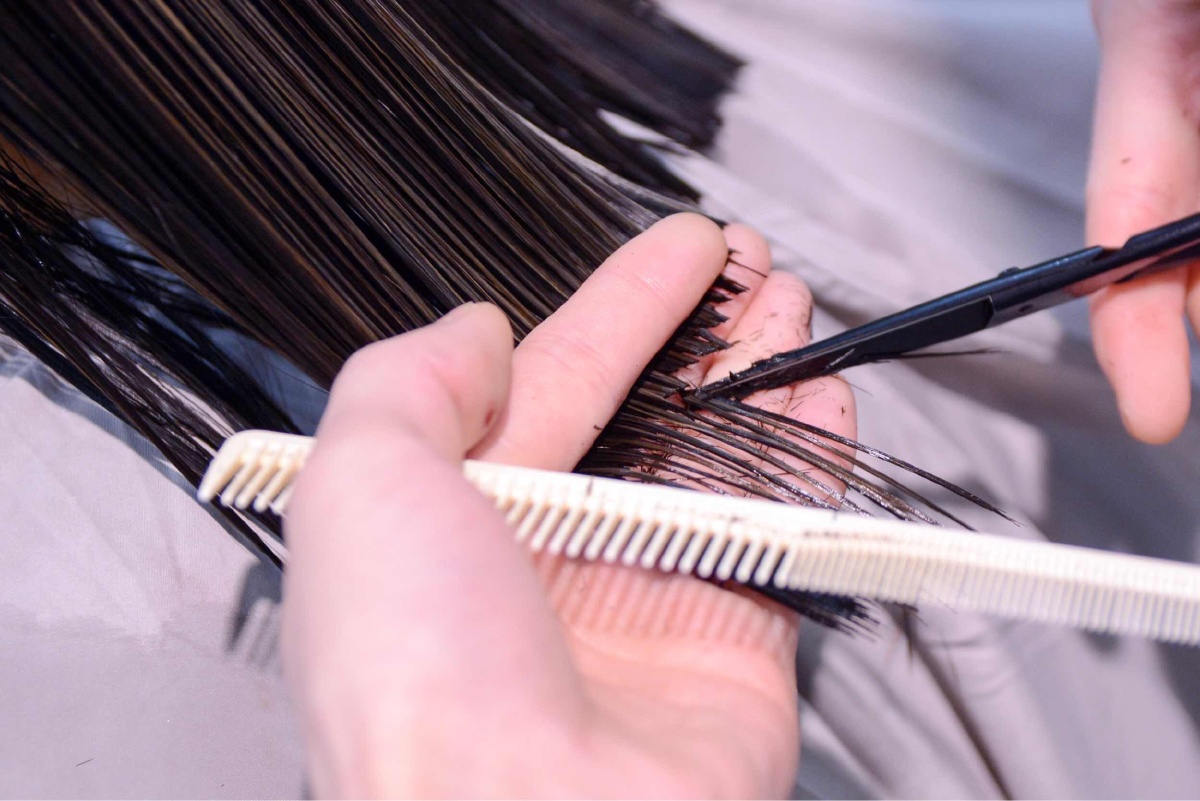 给客人剪的每一刀,都要练习过千万遍.