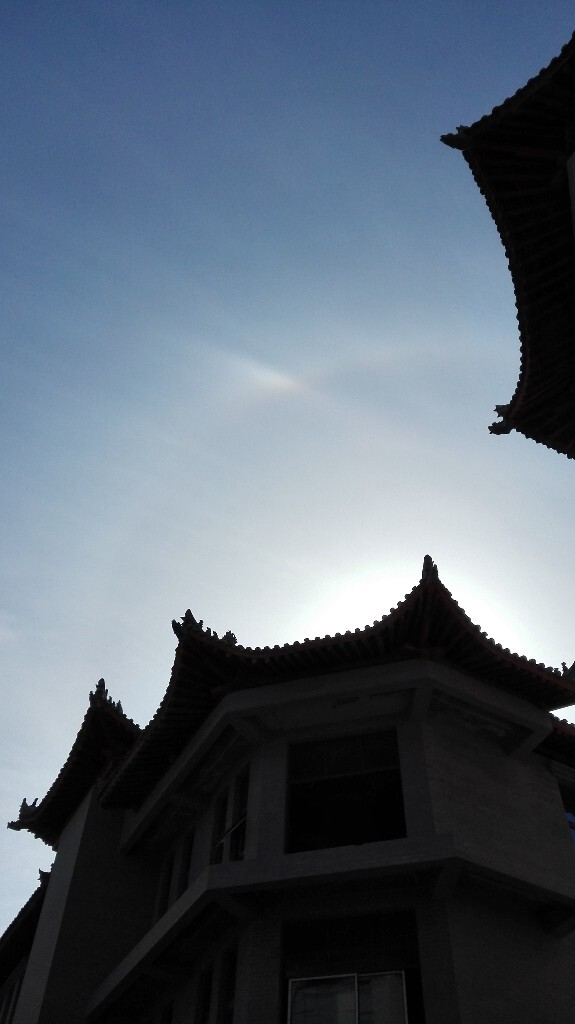     今年春节去袁家村旅游抓拍的彩虹光环。