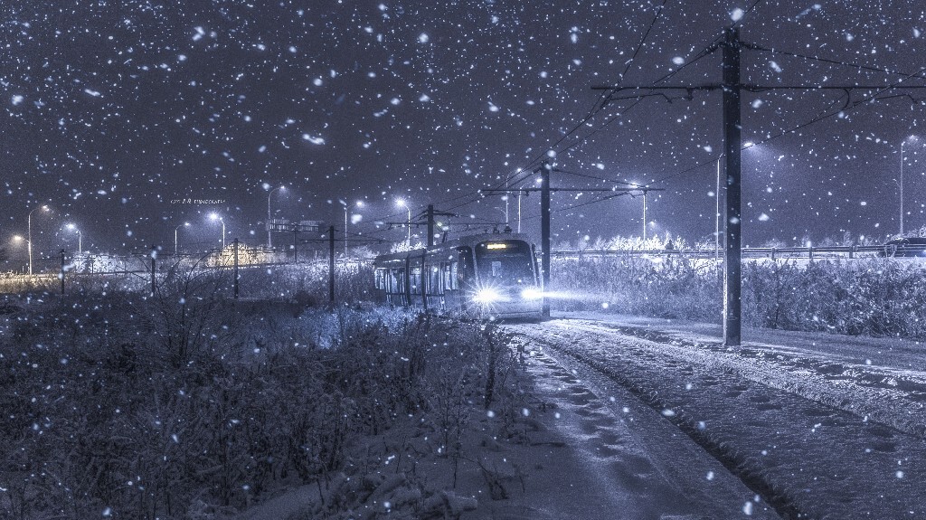 《风雪同路》<br />
2016年的冬季的第一场大雪  与同伴开了3个小时的车  来到机场路附近拍摄风雪中的有轨电车   后来发现手机丢在了雪里  还好最后找到了。。。<br />
2016年12月 摄于沈阳桃仙机场附近