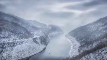 孤舟蓑笠翁，独钓寒江雪。