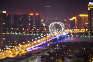 走过一段路 穿过一座桥 打开一扇门