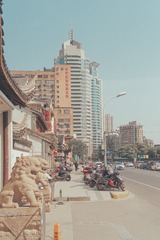 18552