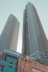 18543