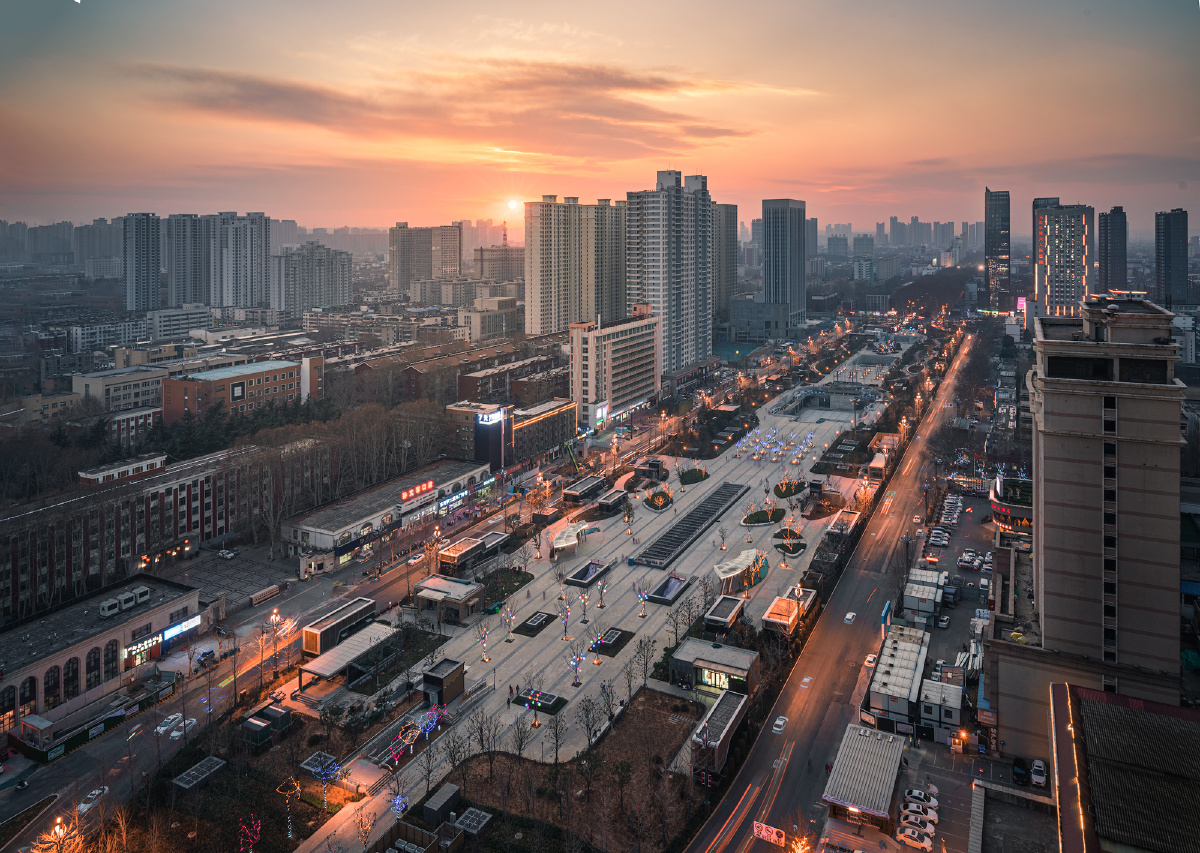 唯美的洛阳牡丹广场地铁站夕阳