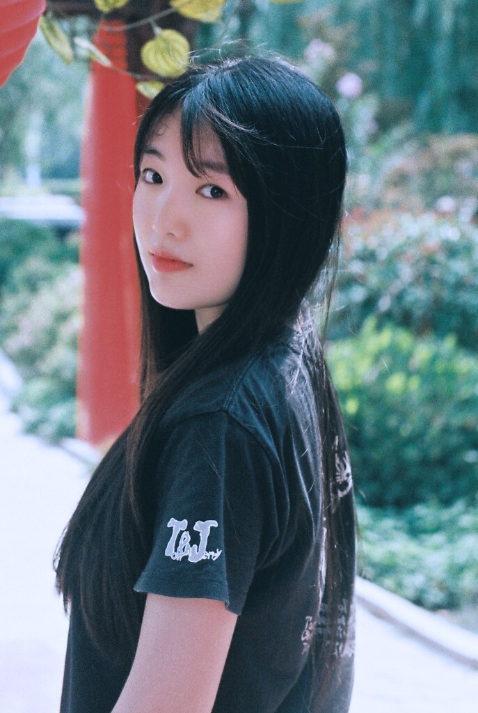 萦绕在女孩眼中的太阳光带 <br />
也乐于处于它所设计的阴影中