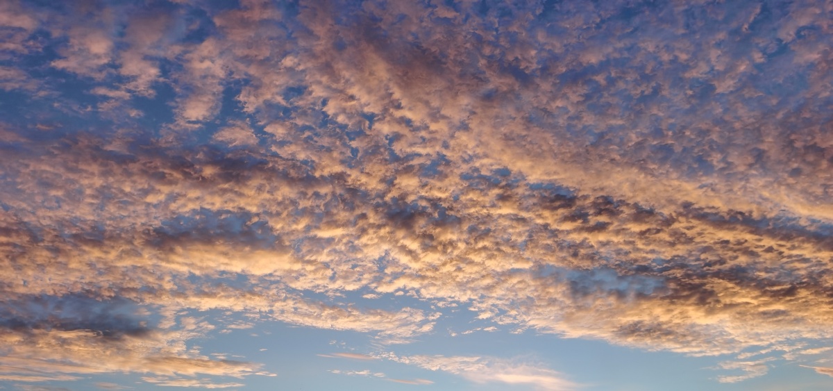 层次分明的云朵与晚霞