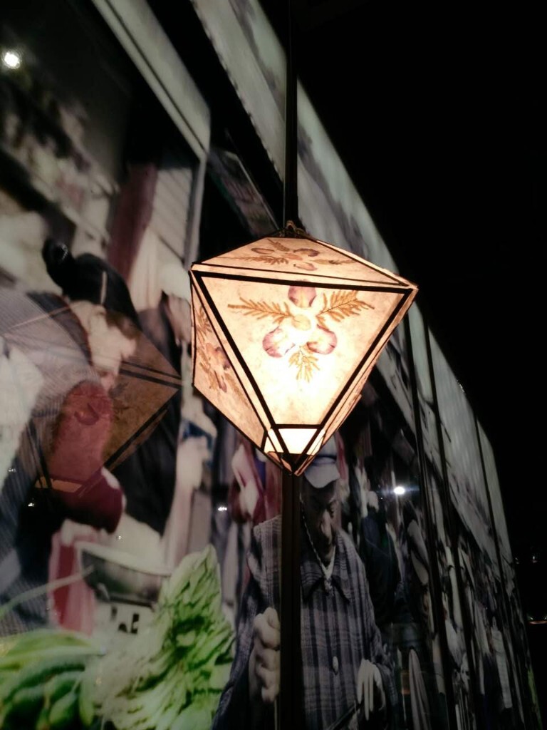 每个人心里都一盏灯，照亮过去、现在与未来，照清他人，也照亮自己。它可能只是平白无奇的白炽灯，他也可能是繁花似锦中的一盏花灯。。。