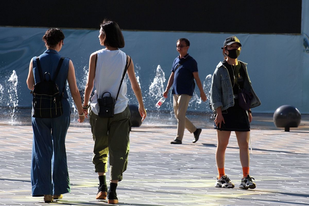 使用长焦距拍摄人像能使人像后杂乱的背景柔化模糊掉更加突出主体人物