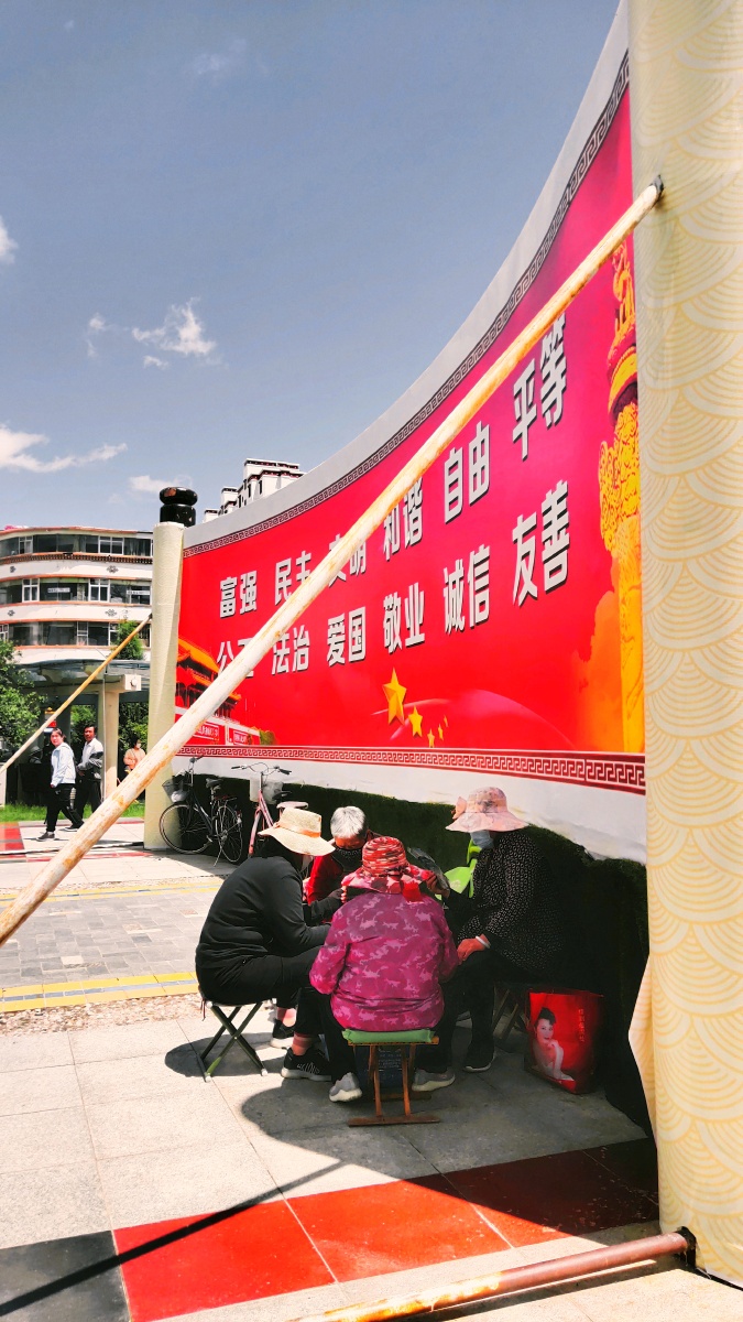 安逸的生活来自党的关怀建党99年不忘初心砥砺前行