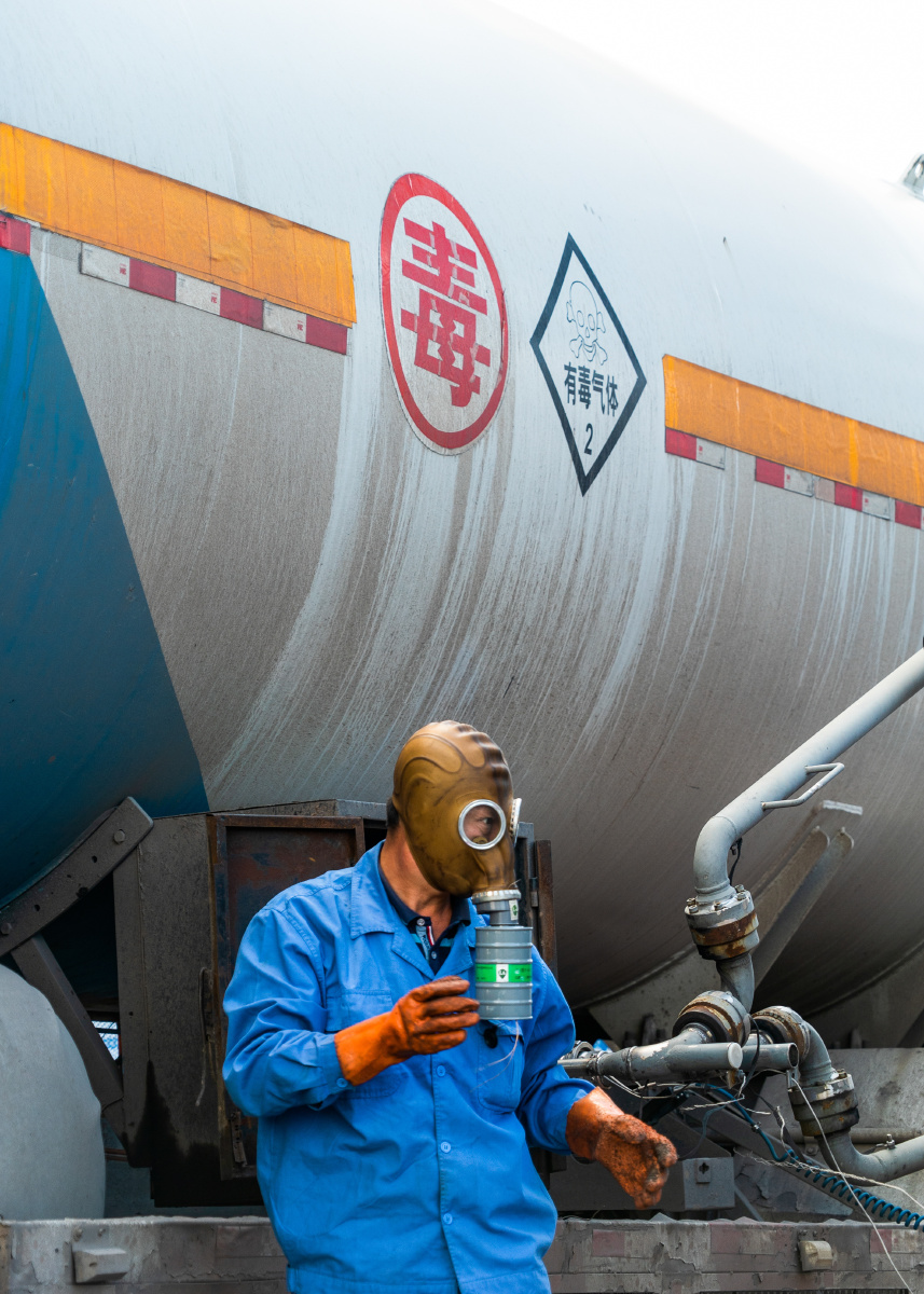 工人正在装运有毒化工物品.