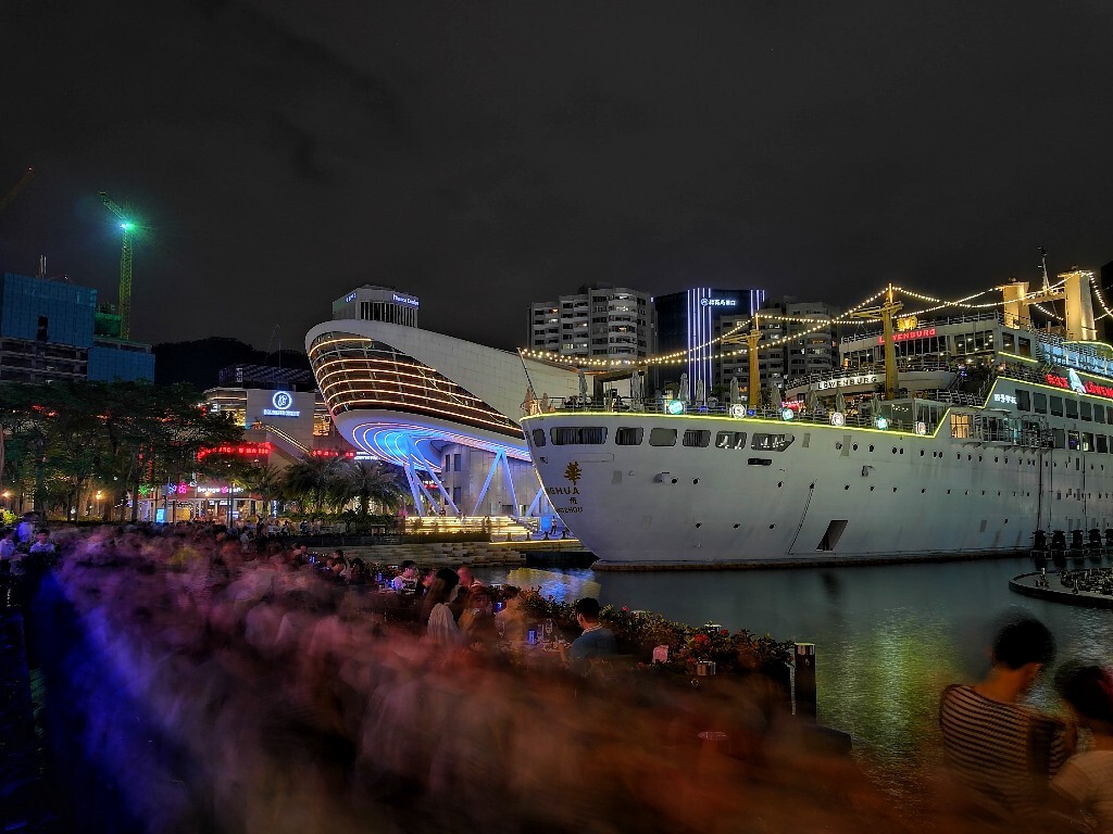 海上世界明华轮。每天,大批市民及游客来到这里。静止的明华轮,流动的人群,这就是夜空里的美景。