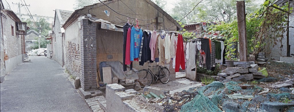 小时候,衣服也都是凉外边,家里没地。