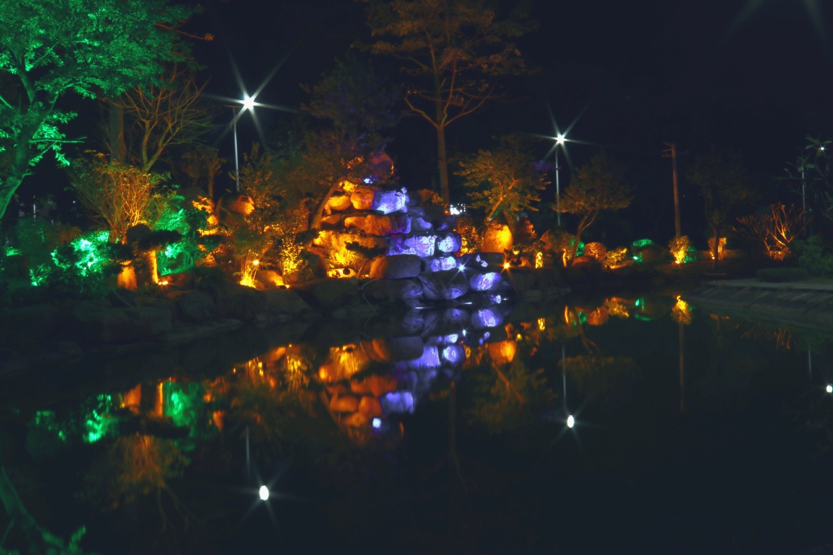 1/115拿起手机人人都是摄影师手机摄影小分队光夜景假山学校还没有人