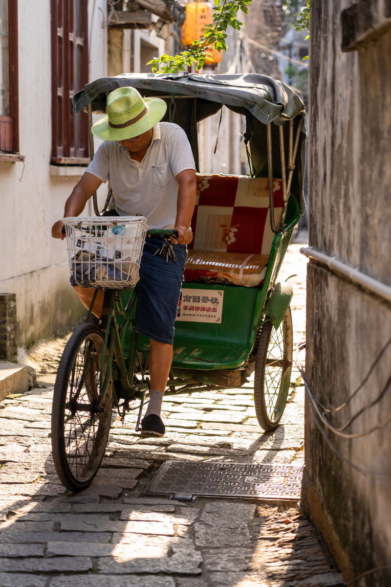 巷口的故事少年肆意老人缓归踩着三轮车的阿叔要去载客游同里他们都