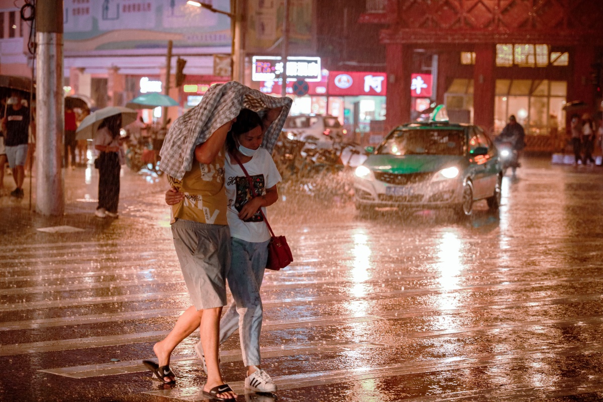 雨中的恋人们一场突如其来的大雨瞬间拉近了彼此的距离在雨伞衣服手掌