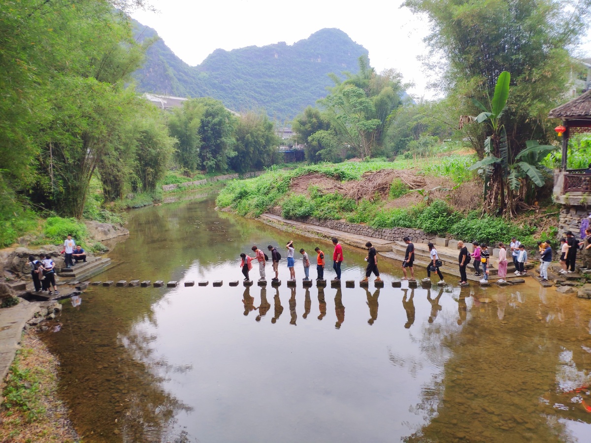 黄姚古镇里的石跳桥