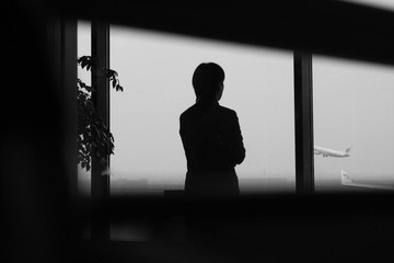 她目送丈夫和另一个女人离开