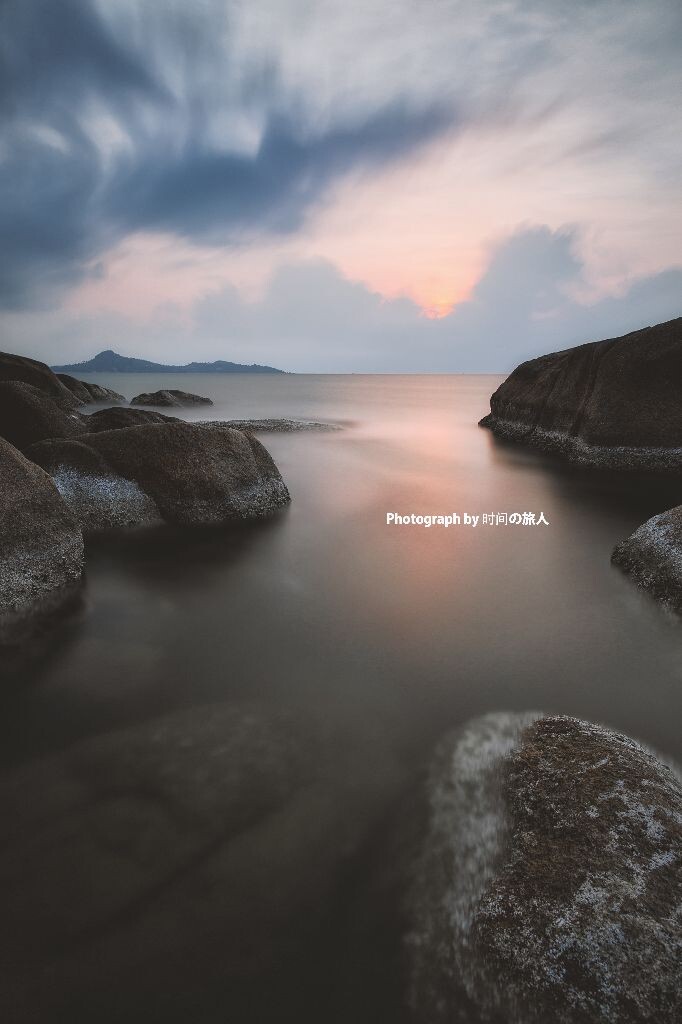 海风吹着，同时太阳温和的升起。