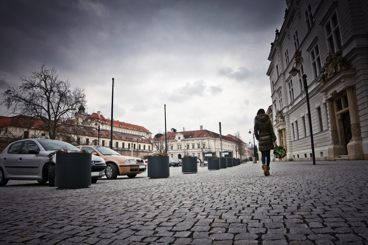 走在街道上 不由得想起你的背影
