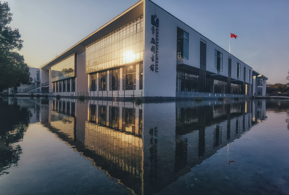 常熟图书馆的落日时分