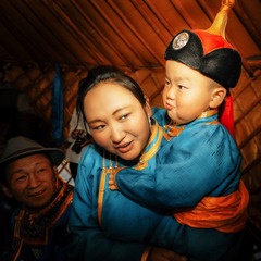 三岁剪奶发的蒙古族母子