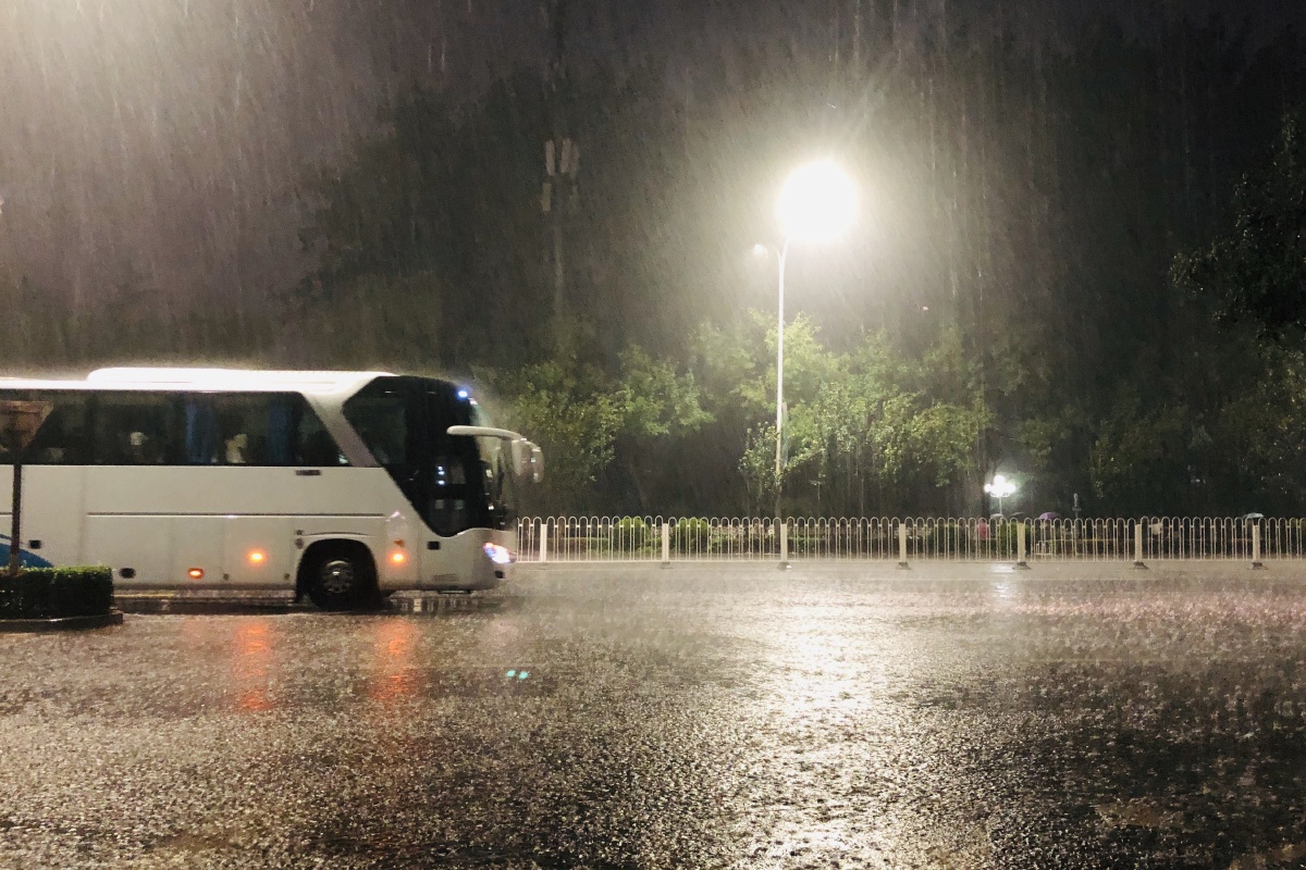 雨天慢行,在路上.