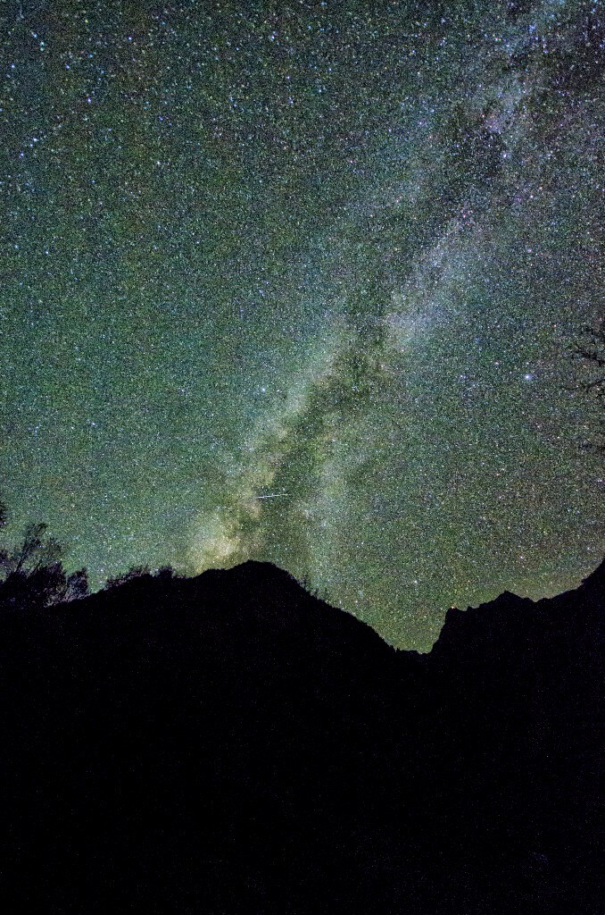 2015年十一,四姑娘山,光污染0,非常黑。因为山的遮挡银河露出来的比较少。当时只有半幅机和F4.0超广,欠曝严重。