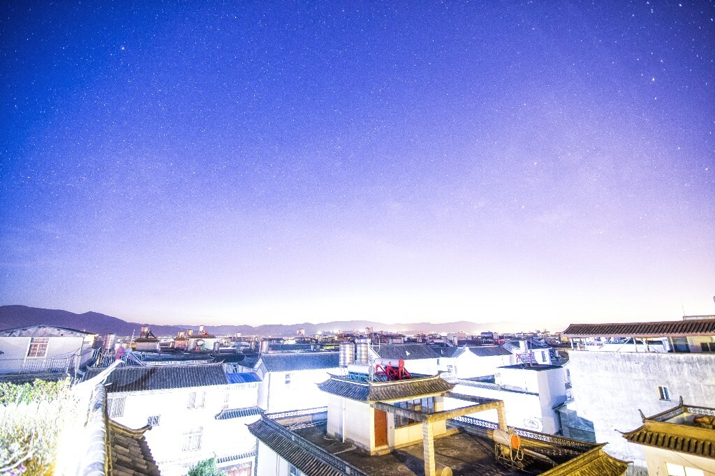 这个季节银河升上来大概凌晨6点多，东方已微亮。看来拍银河还是得等夏天。