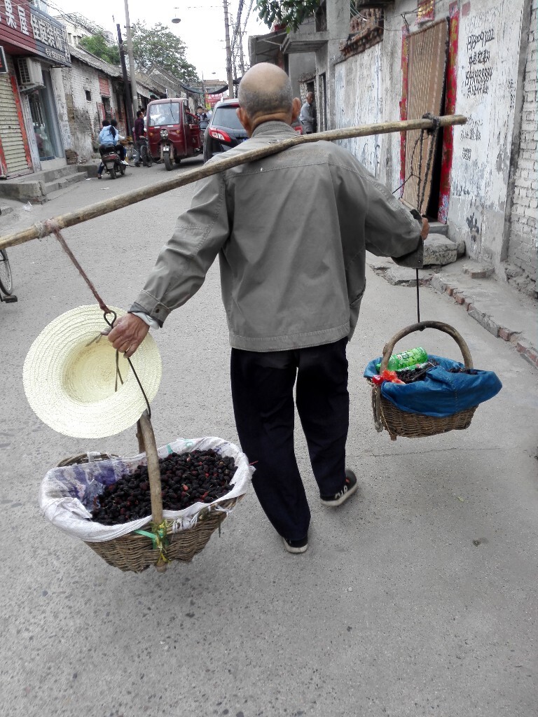 “自家种的桑果,吃着放心”,走街串巷的老人边走边喊。