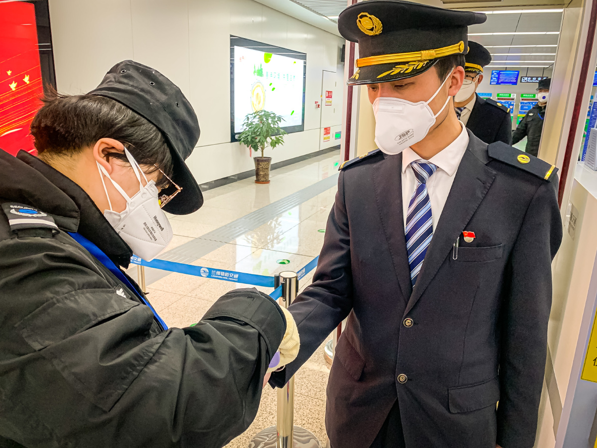 兰州地铁员工,积极应对新型冠状病毒肺炎疫情,保障列车正点安全运行 -