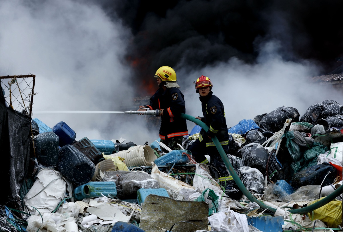 一废品收购站突发大火,消防官兵火速救援,这是消防员救火的场景.