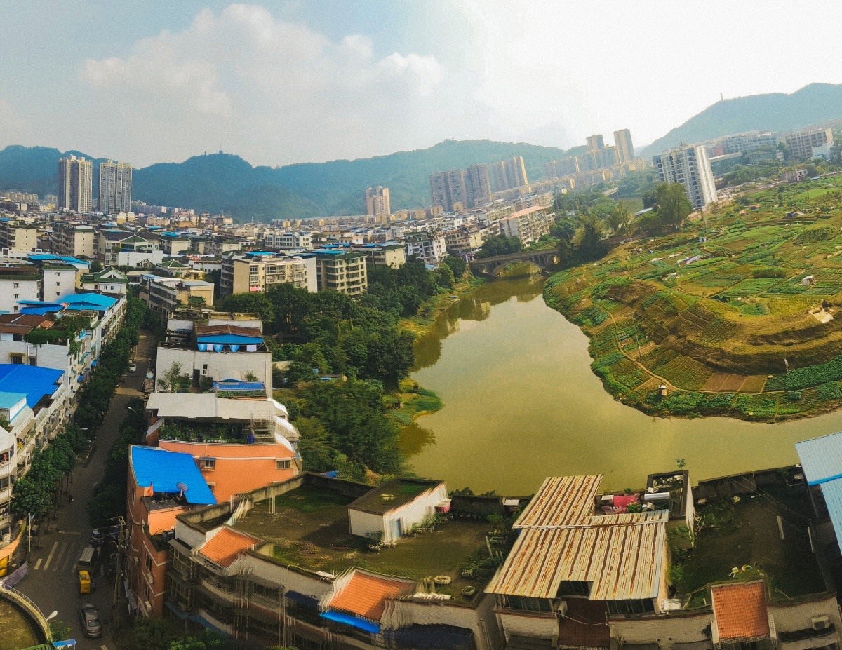 国家级卫生县城泸县县城依山傍水赖溪河马溪河两河环绕穿城而过天空中