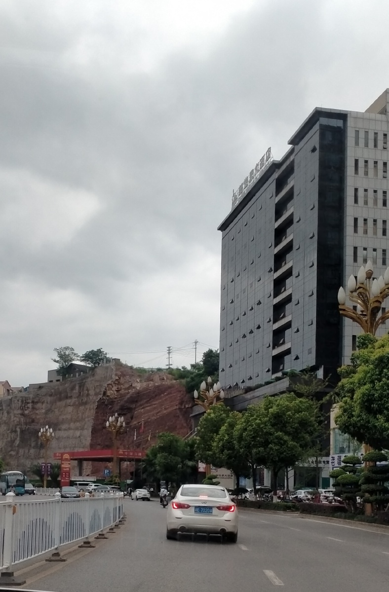 群山环抱的泸州古蔺县城别拘一格,开门见山! - 创作者157080313222523