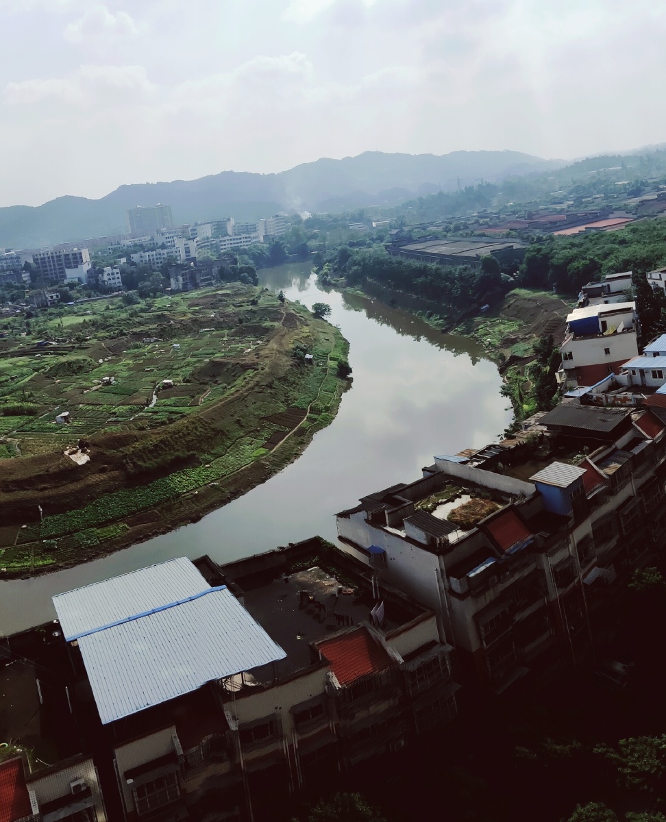 国家级卫生县城泸县县城依山傍水赖溪河马溪河两河环绕穿城而过天空中