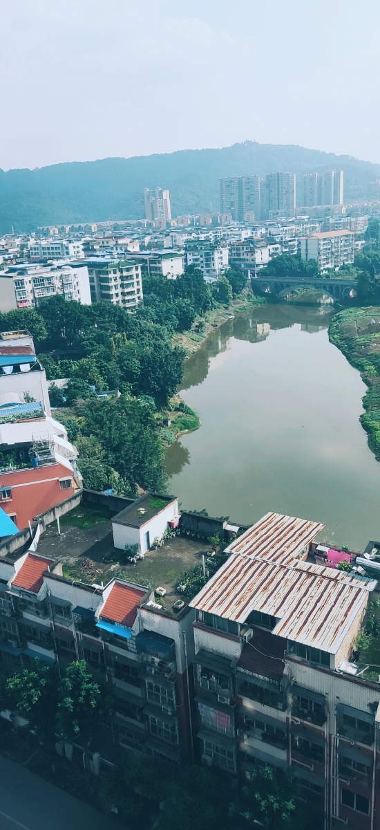 国家级卫生县城泸县县城依山傍水赖溪河马溪河两河环绕穿城而过天空中