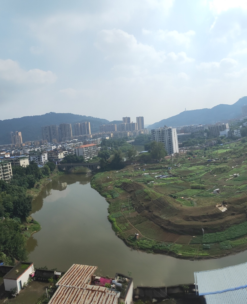 国家级卫生县城泸县县城依山傍水赖溪河马溪河两河环绕穿城而过天空中