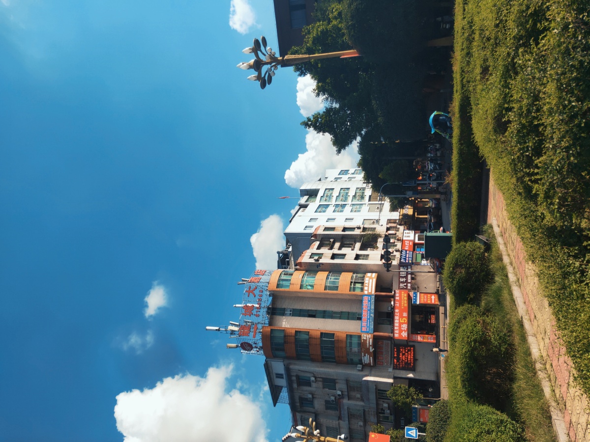 国家级卫生县城泸县花园干道风景美丽如画