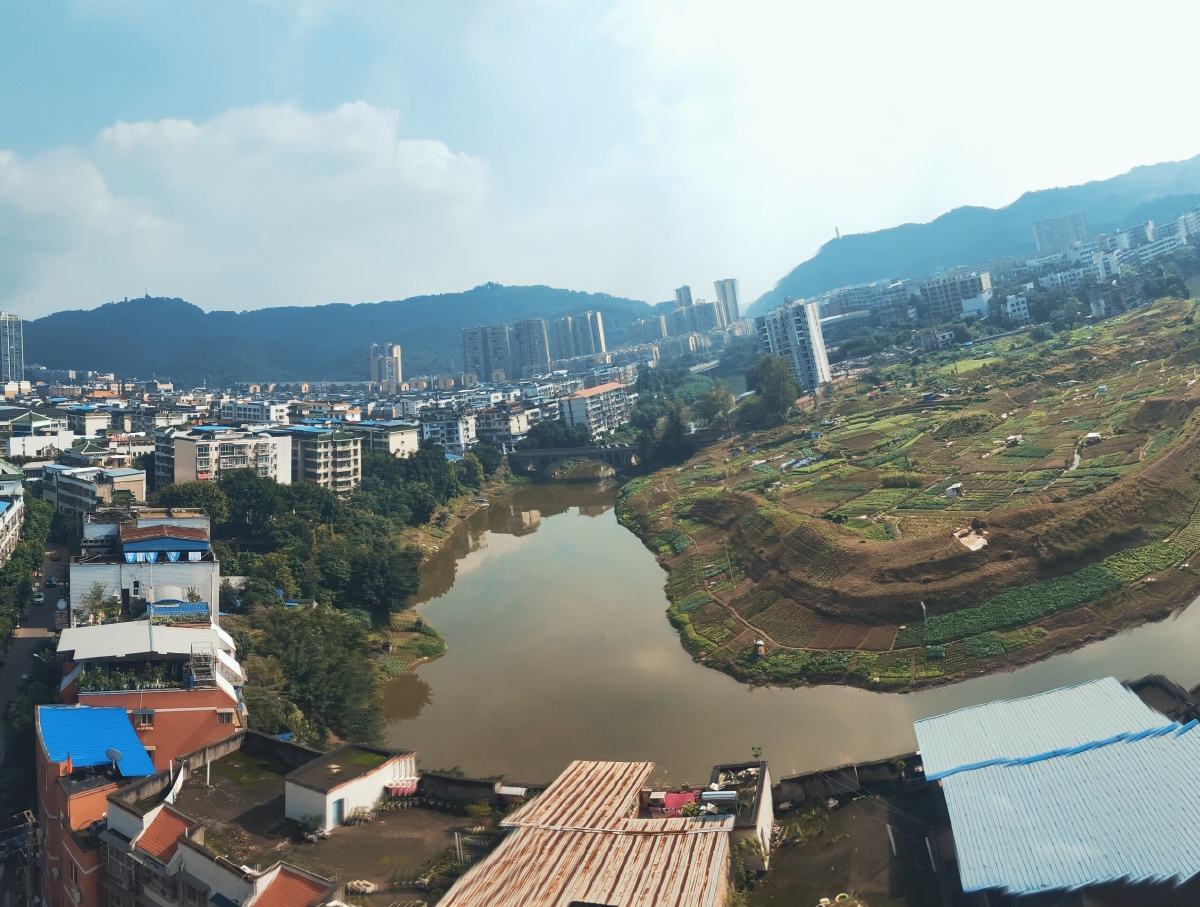 国家级卫生县城泸县县城依山傍水赖溪河马溪河两河环绕穿城而过天空中