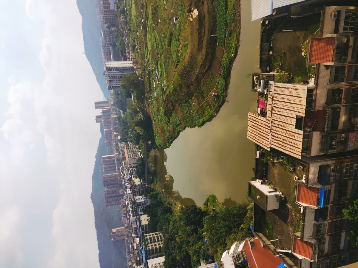 国家级卫生县城泸县县城依山傍水赖溪河马溪河两河环绕穿城而过天空中