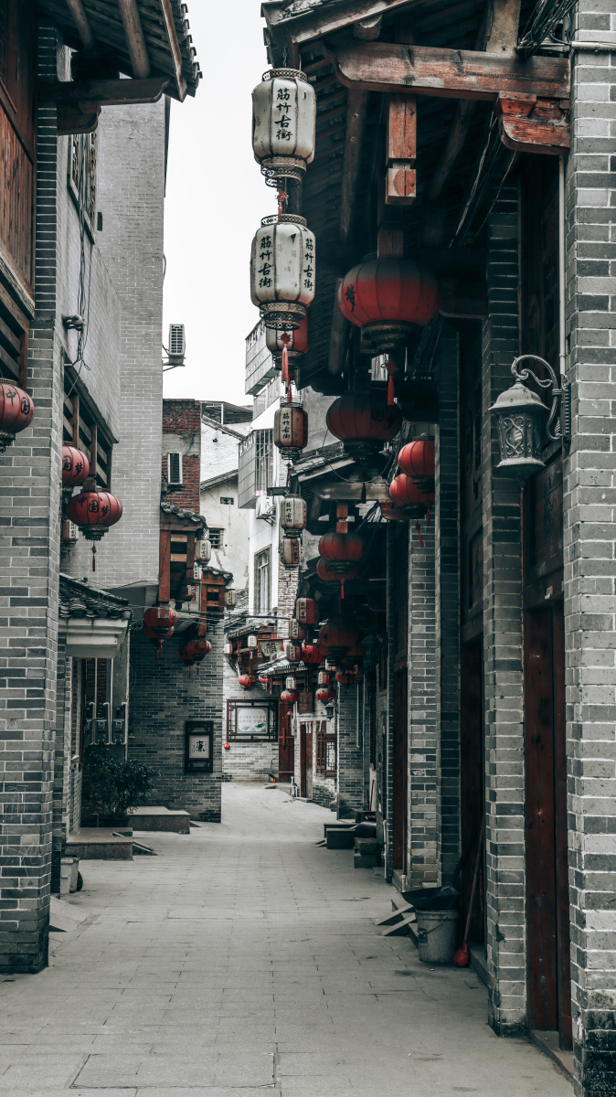 一个古风与现代结合的古街弥漫着浓郁的老街生活气息