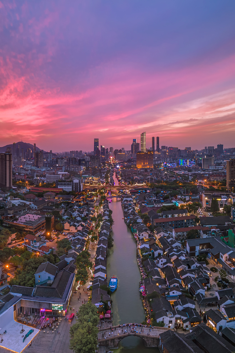 霞映无锡凤翼天翔吐流苏(江苏无锡 南长街清名桥景区)