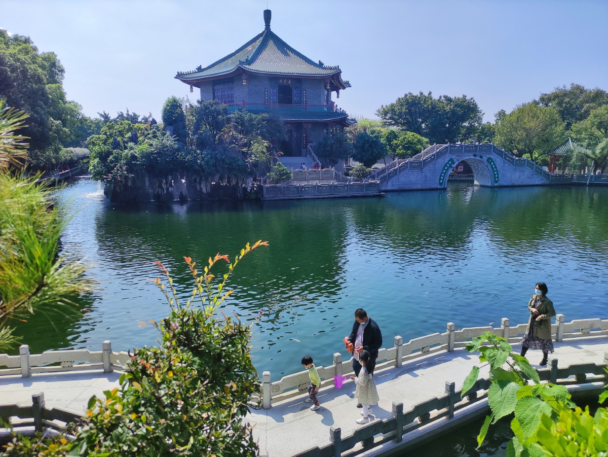 宝墨园是岭南园林设计优美风景宜人是休闲的好地方手机随拍