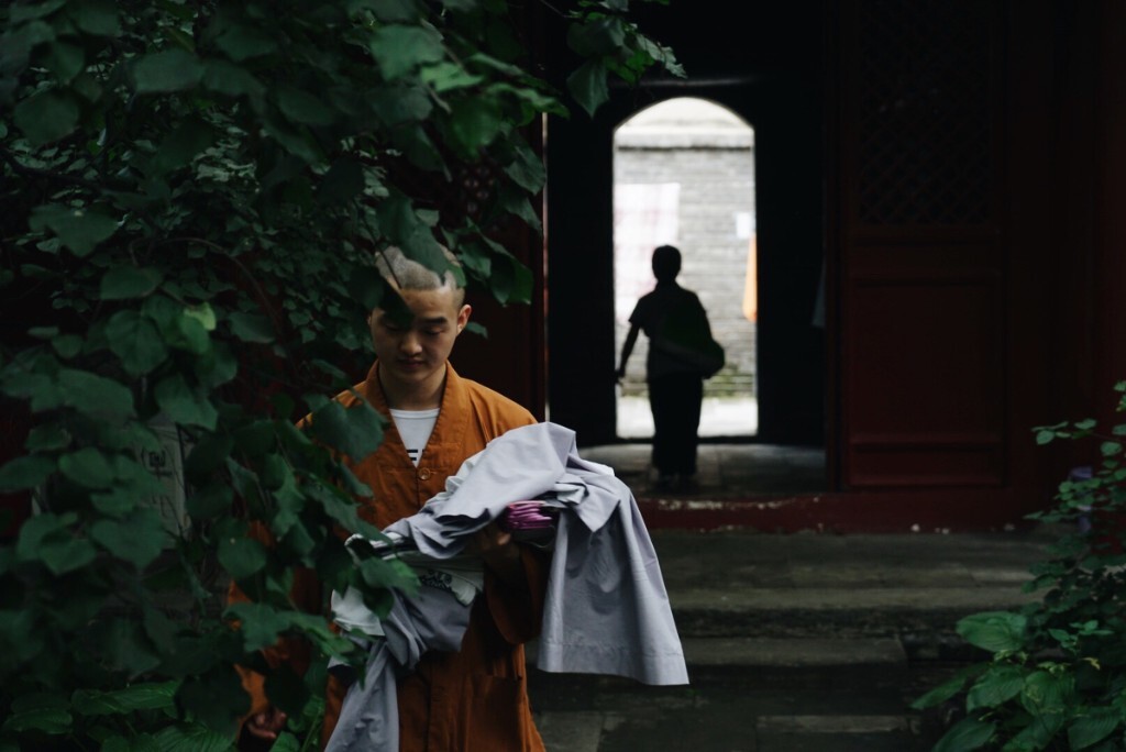 小和尚不知身后事<br />
佛事大事<br />
光明与诱惑交织<br />
这可如何是好