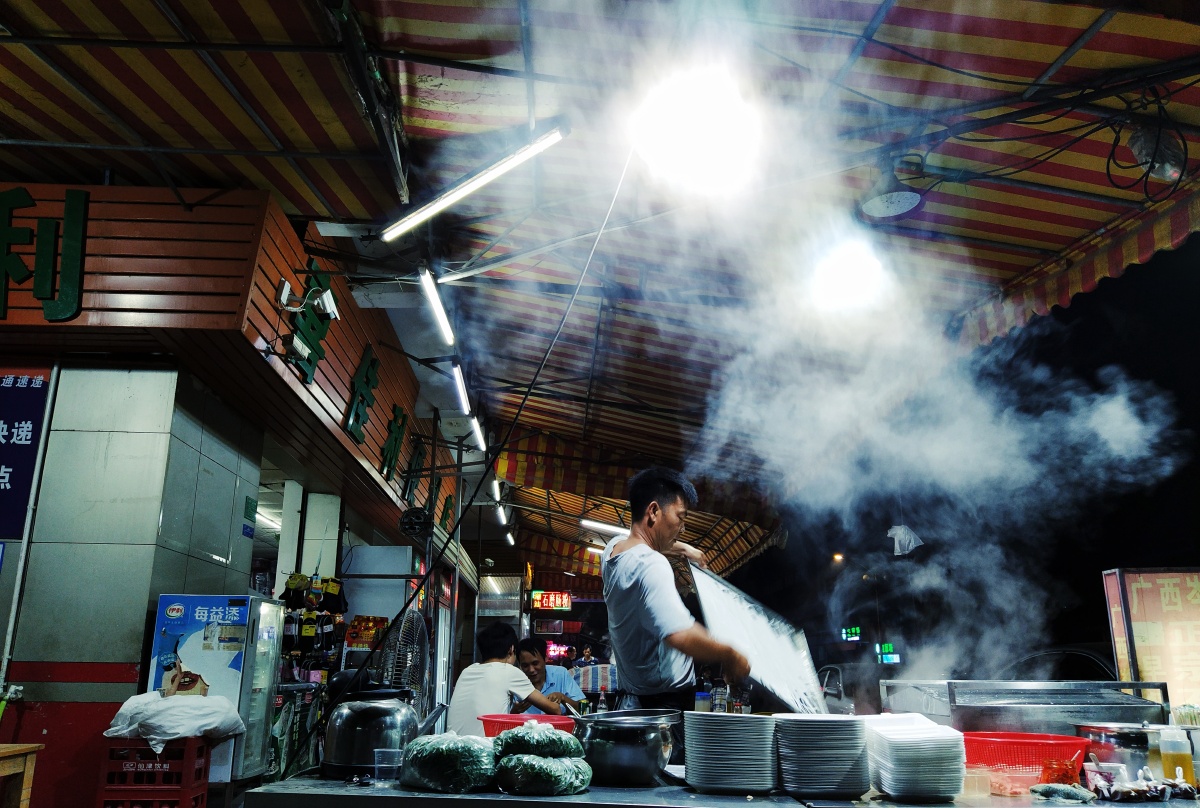 一人一城,在公司附近街边,两夫妻每天都在这里卖肠粉,日出作,日落不息