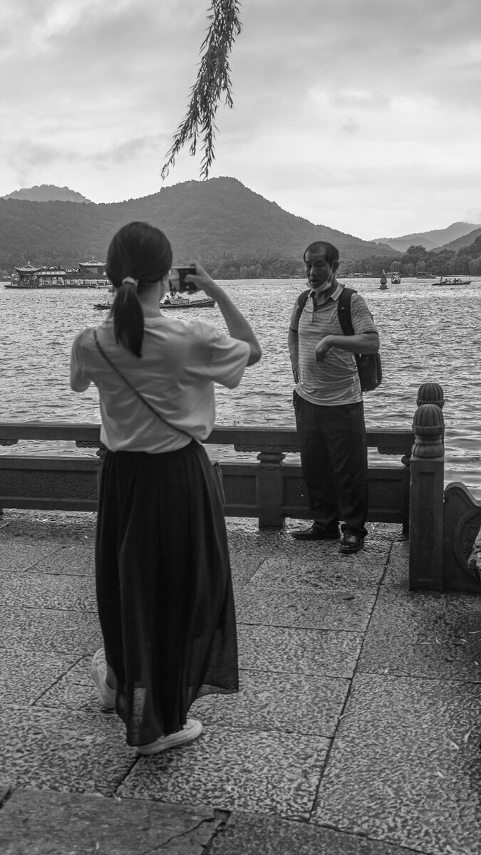 2021.06.27 杭州 西湖三潭映月景区拍摄。女儿在给父亲拍三潭映月留念照。
