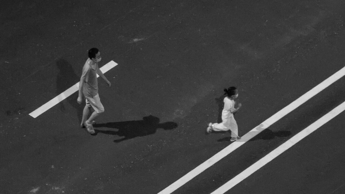 2021.08.09 苏州 吴中区仁泰花园家中拍摄楼下街道。父亲跟在欢快跑着的小朋友的身后。