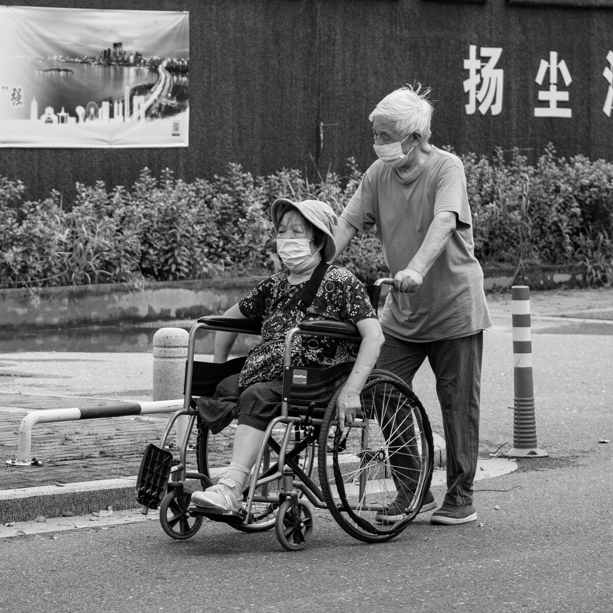2021.08.13 苏州 县前街所摄。给奶奶推轮椅的爷爷,好动人的一幕。