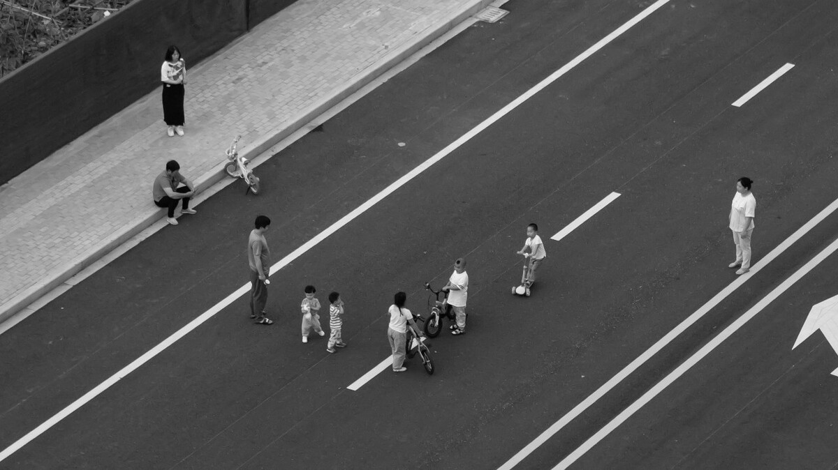 2021.06.23 苏州 吴中区仁泰花园家中拍摄楼下街道。陪伴着小辈的长辈。