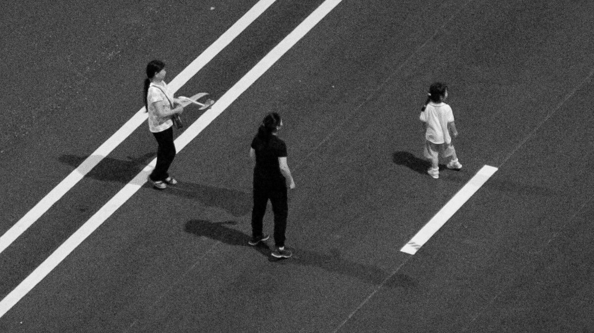 2021.06.21 苏州 吴中区仁泰花园家中拍摄楼下街道。长辈陪着小辈玩耍。