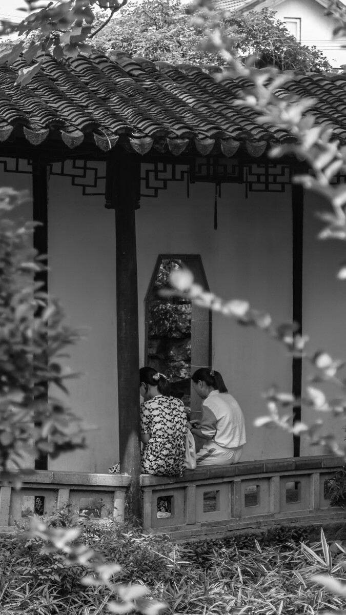 2021.07.05 苏州 沧浪亭拍摄。母女坐在一起休憩。